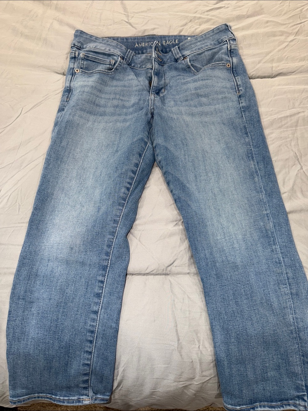 American Eagle Outfitters women’s Light Blue Relaxed Jean crop